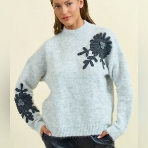 Doe & Rae Women’s Gray Floral Embroidered Sweater